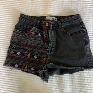 Topshop MOTO Size 28 black embroidered shorts